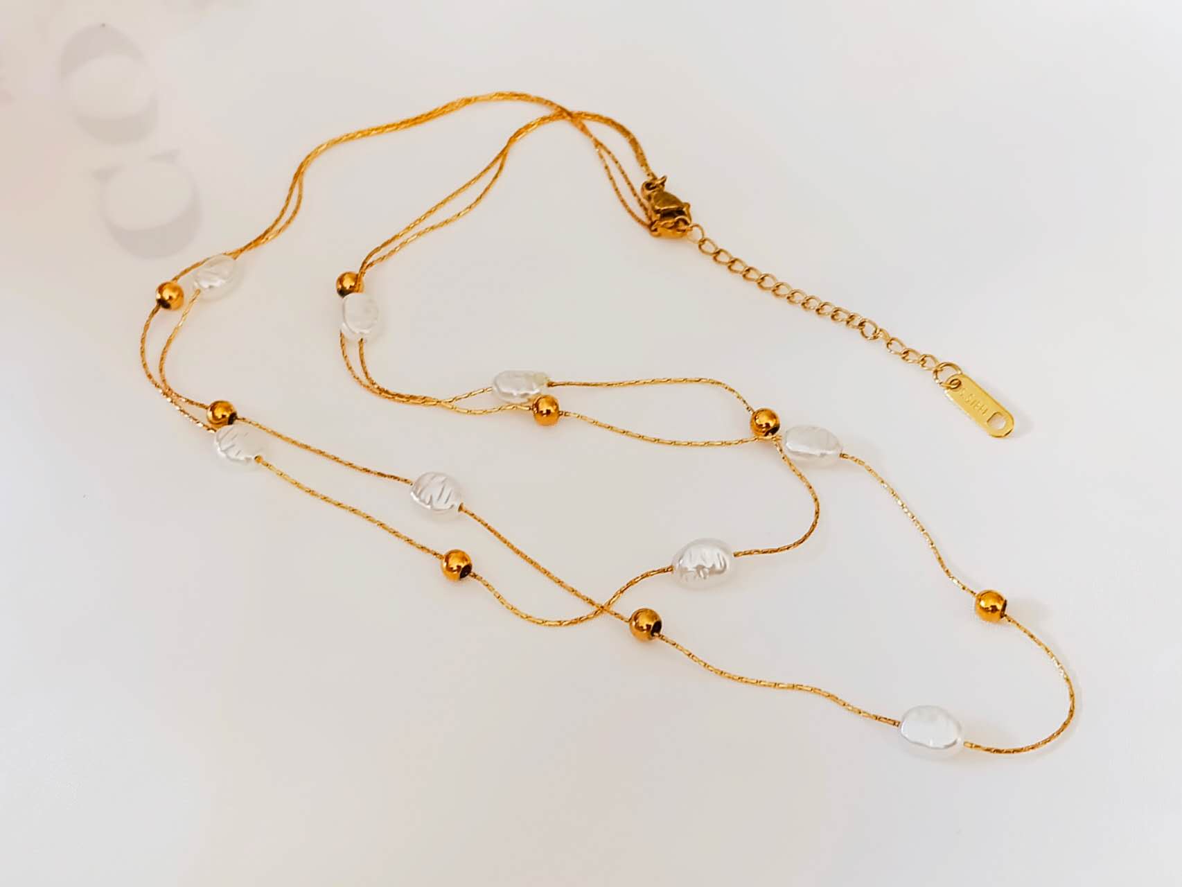 Collier double Chaine avec perles baroques en acier Plaqué Or