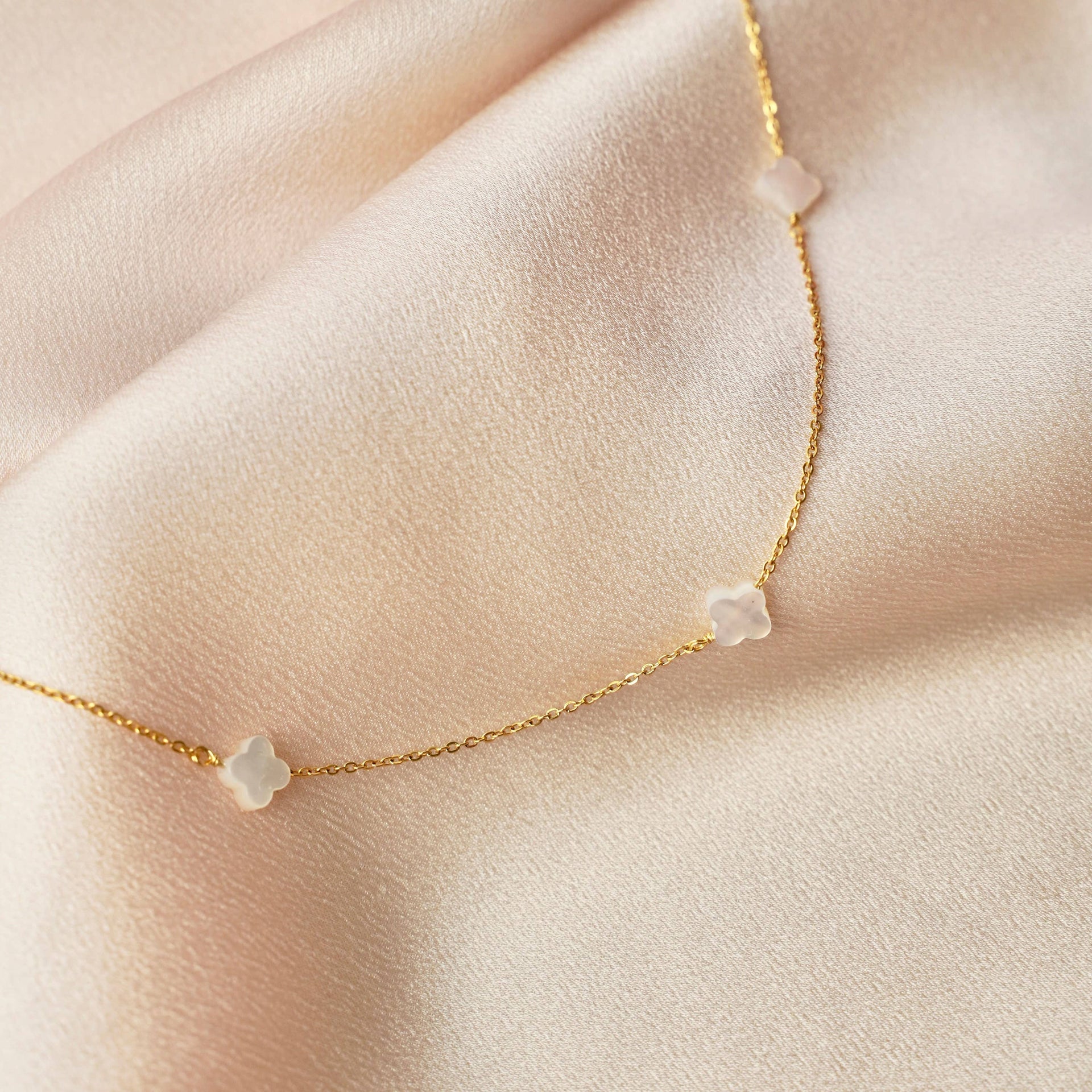 Collier acier pendentif trèfles blancs