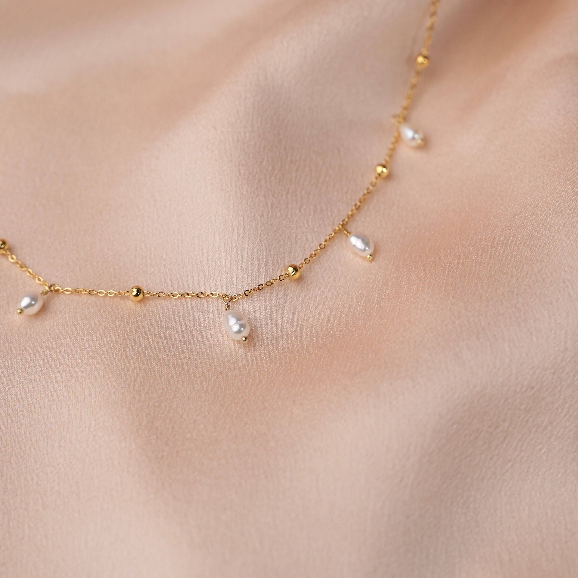 Collier acier chaine billes perles blanches
