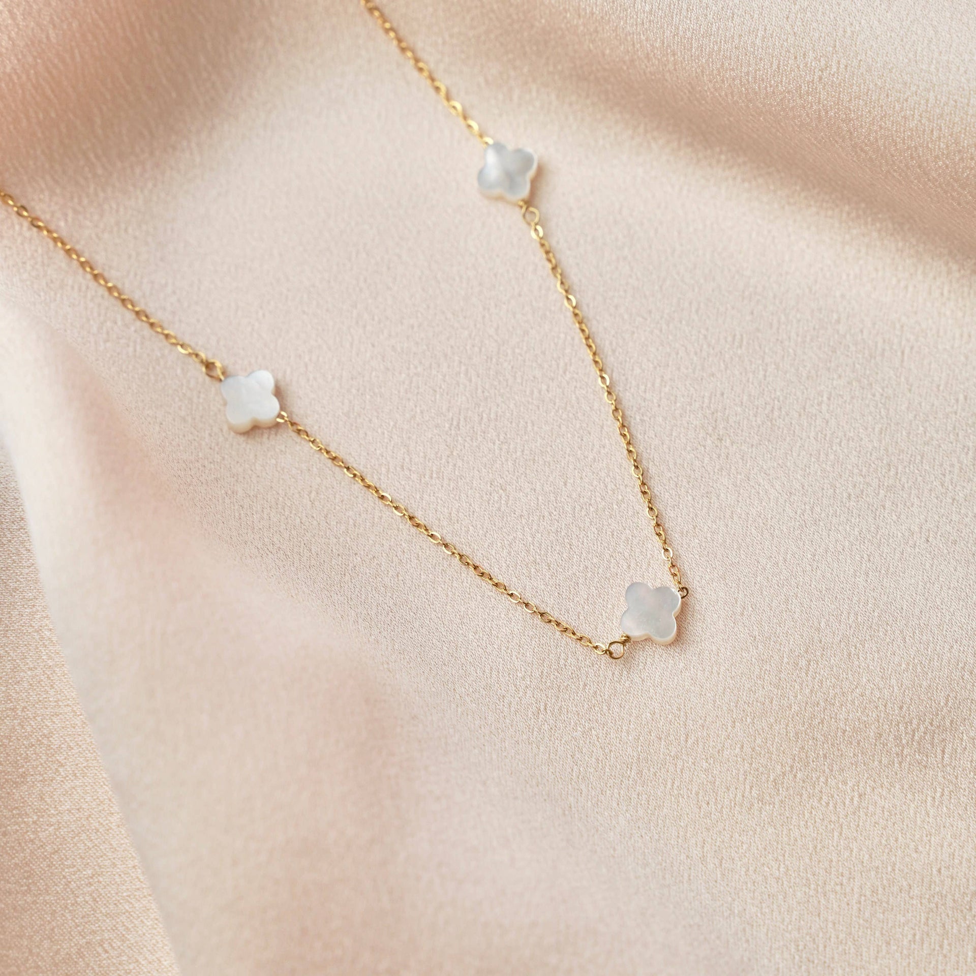 Collier acier pendentif trèfles blancs