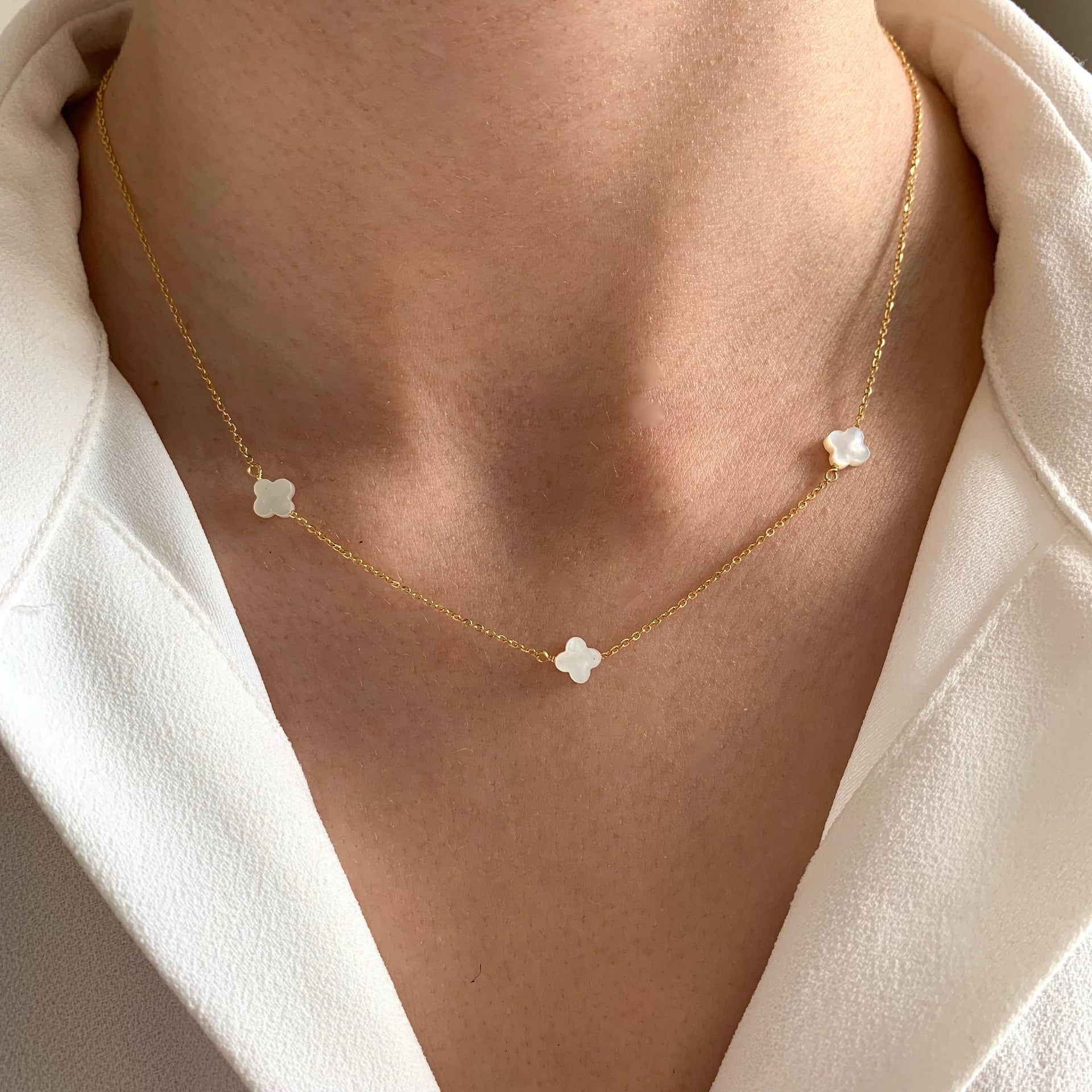 Collier acier pendentif trèfles blancs