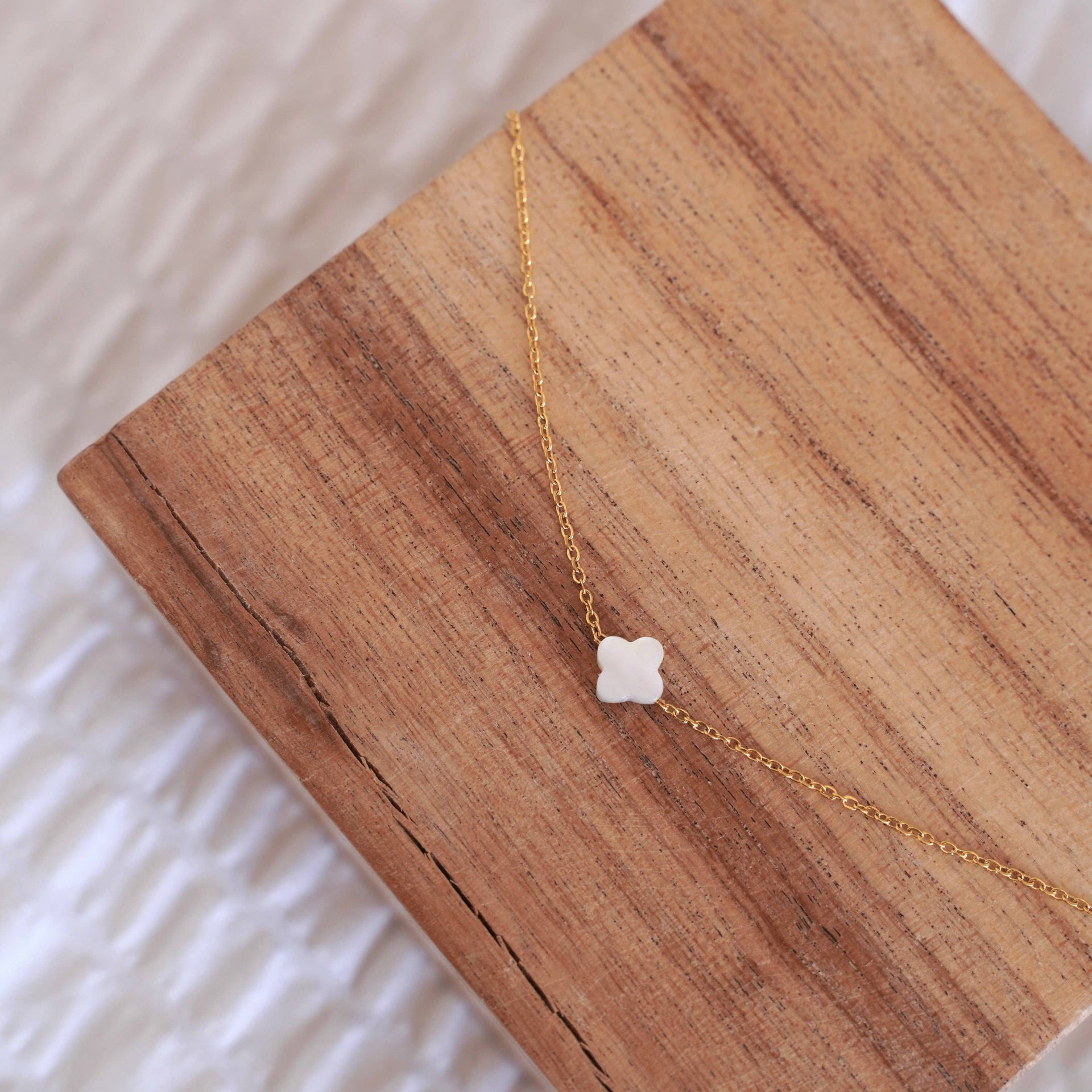 Collier acier inoxydable pendentif trèfle blanc