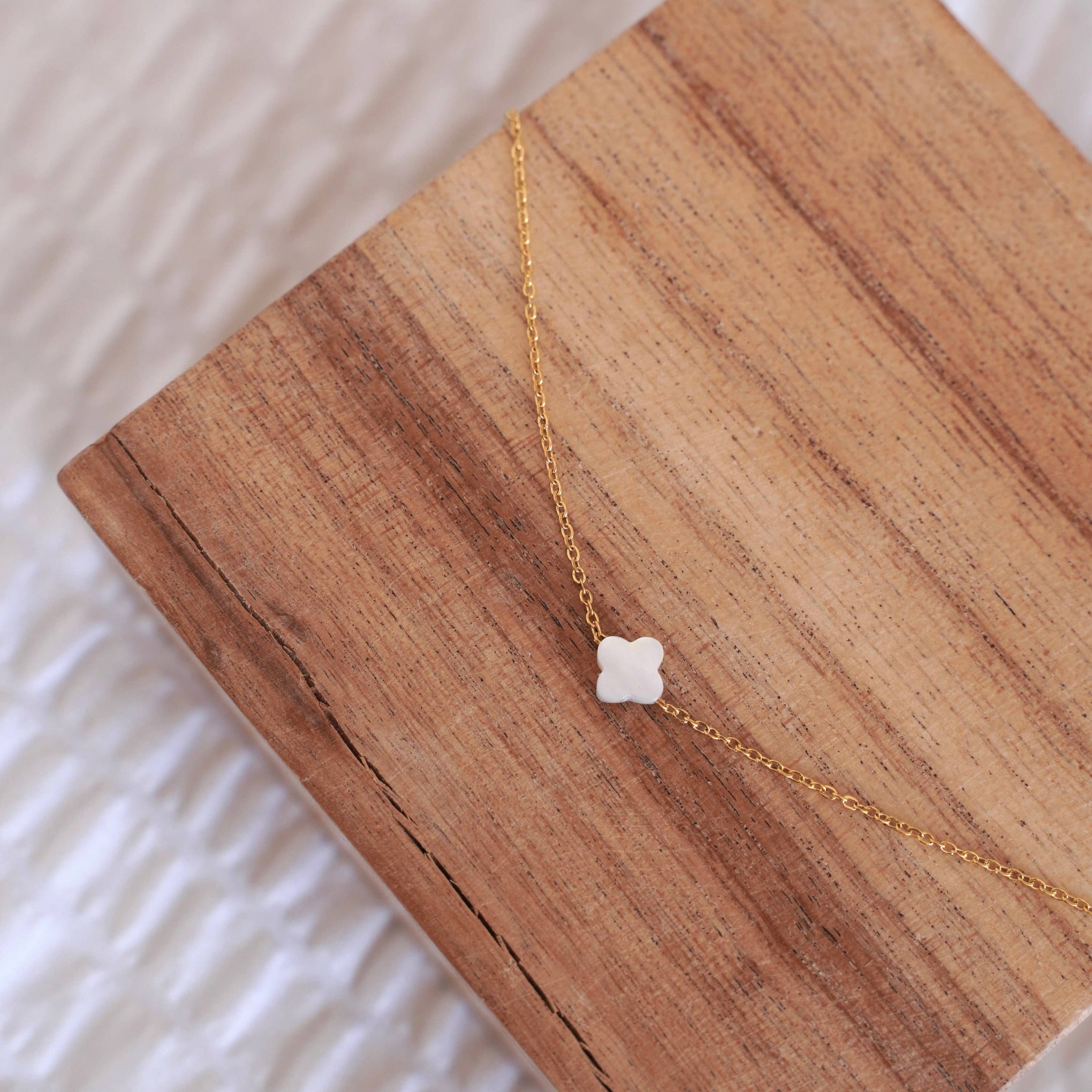 Collier acier inoxydable pendentif trèfle blanc