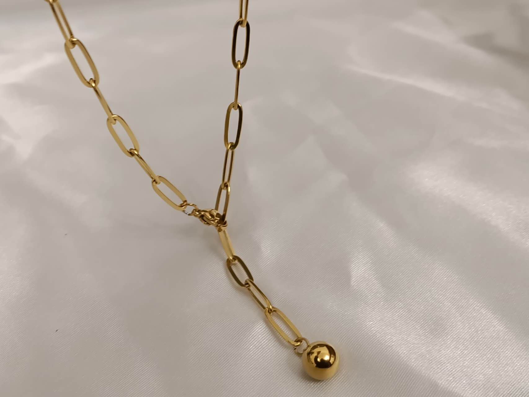 Collier Paperclip long pendentif boule acier Plaqué Or 18K