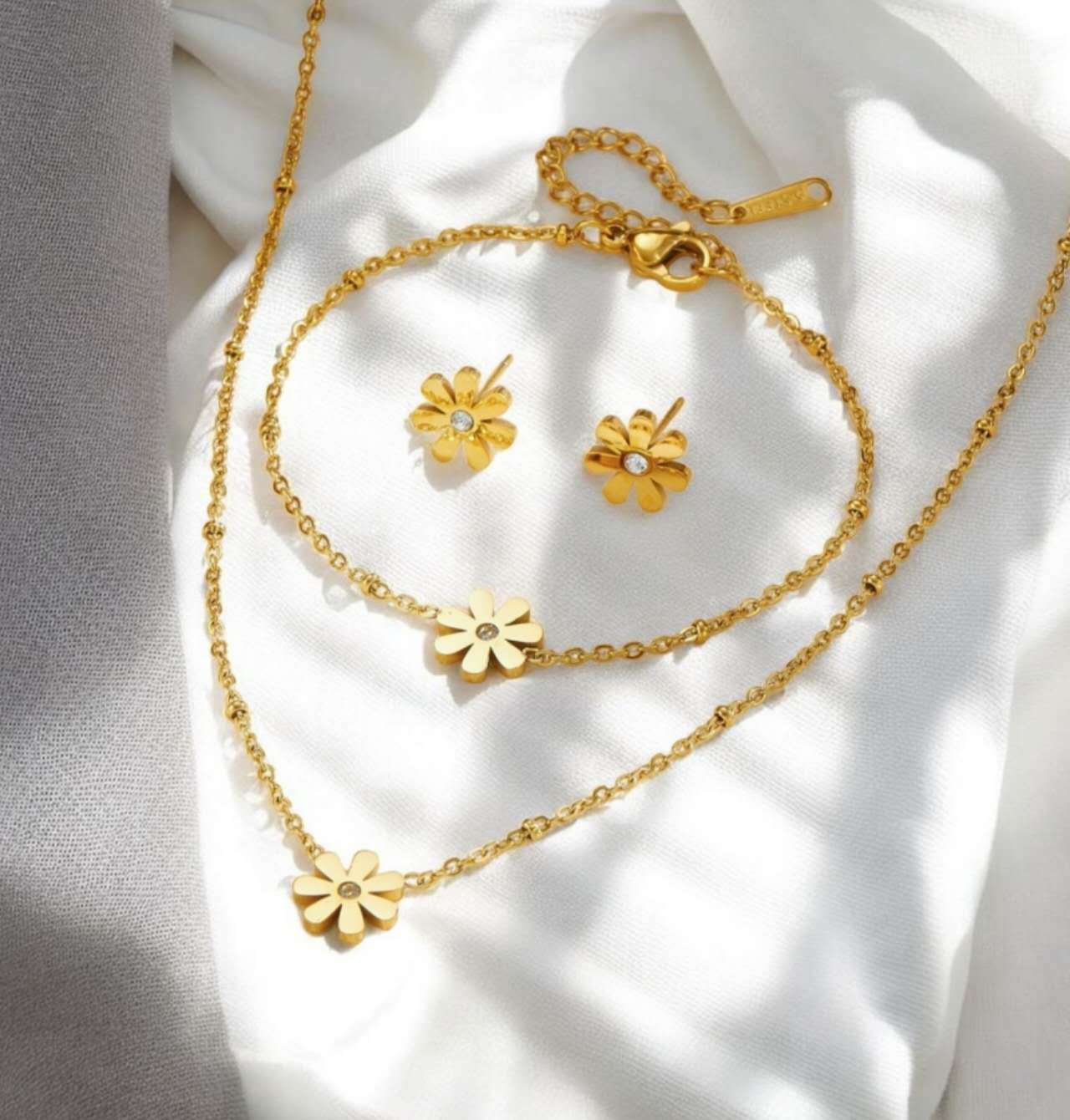 Ensemble de bijoux : collier fleur, bracelet et boucles d'oreilles en acier 18K