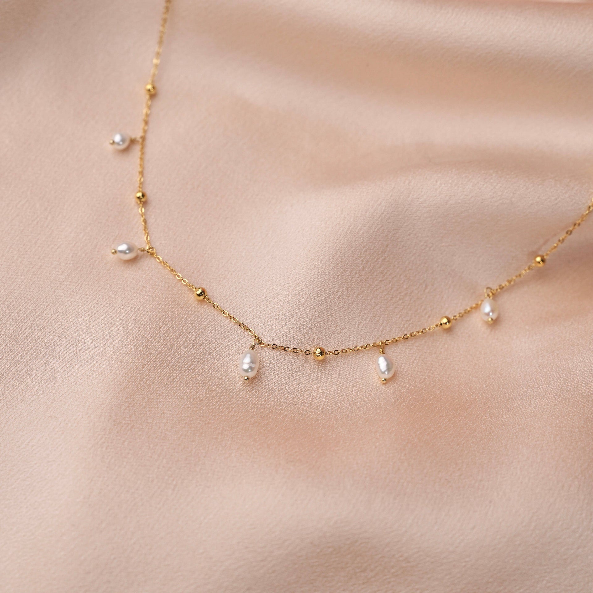 Collier acier chaine billes perles blanches