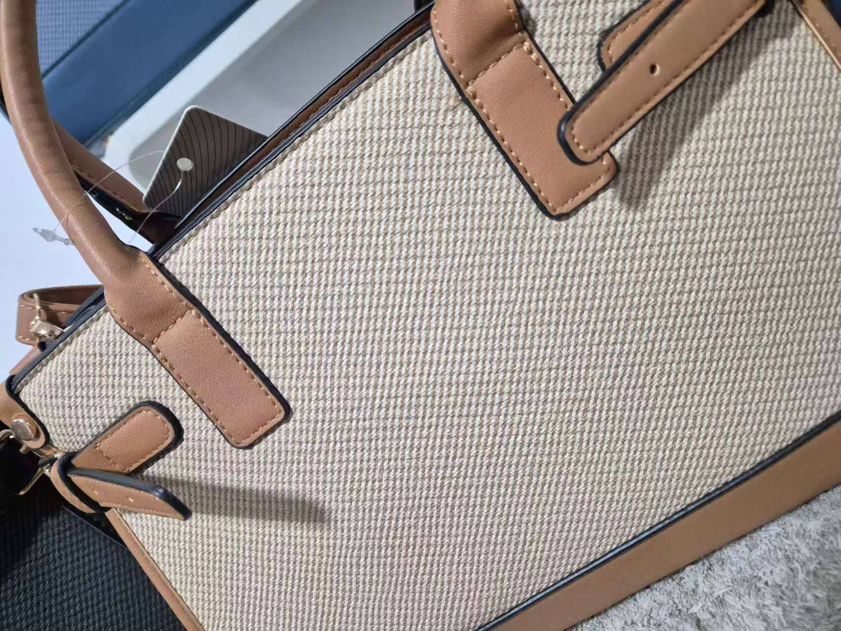 SAC À MAIN AVEC BANDOULIÈRE.