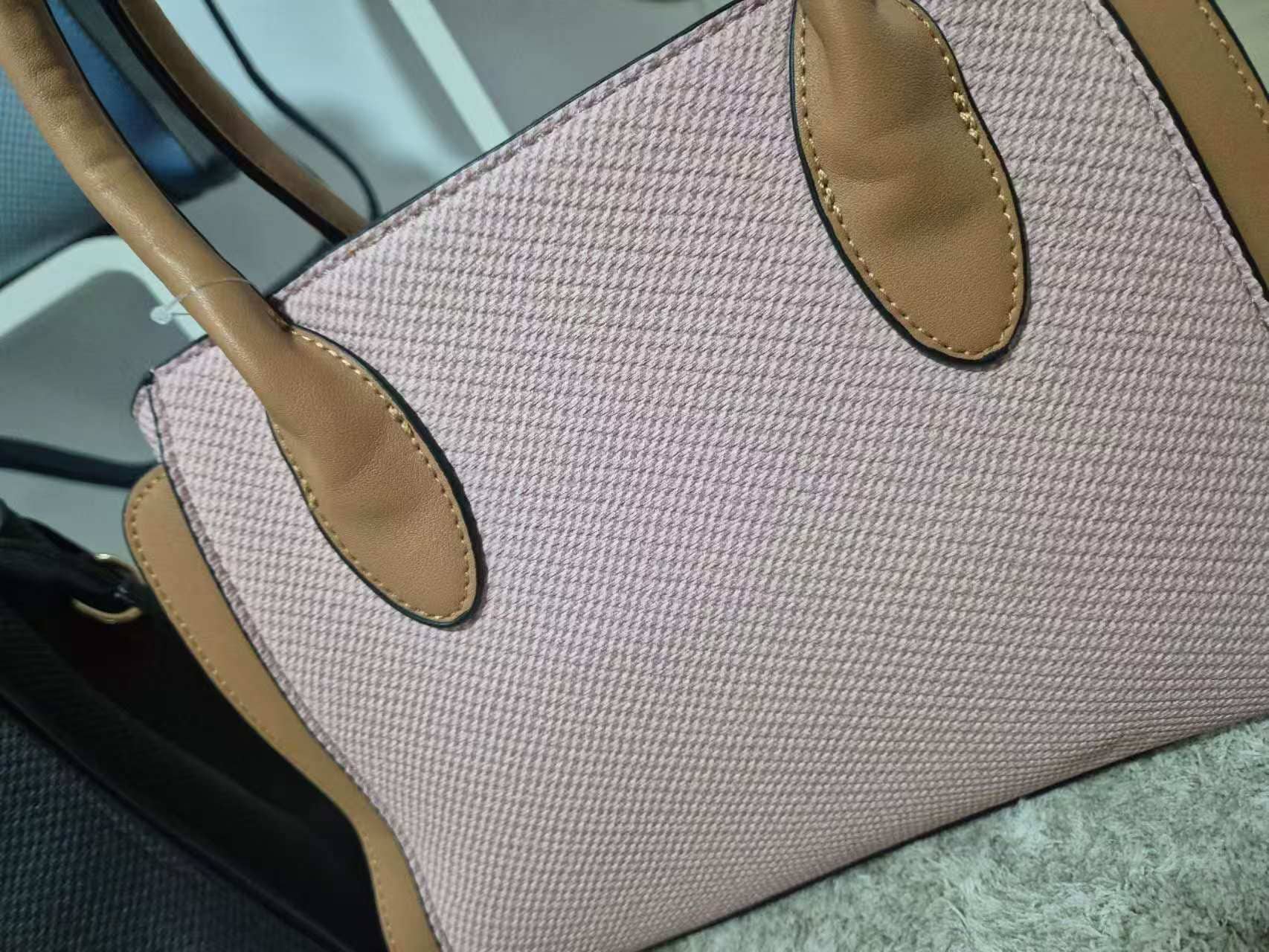 SAC À ÉPAULE AVEC BANDOULIÈRE.